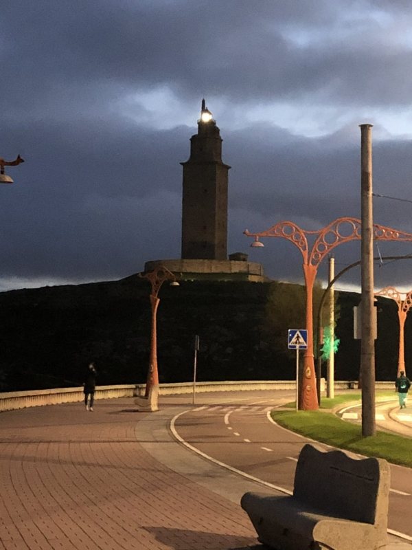 Amor incondicional hacia la Torre de Hércules por Gelo