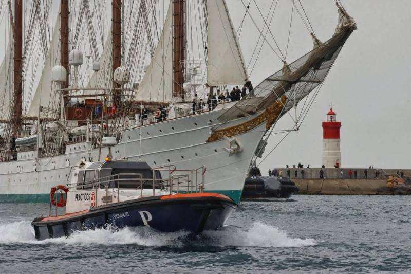 El “Juan Sebastián de Elcano” en Cartagena por Miguel Egea