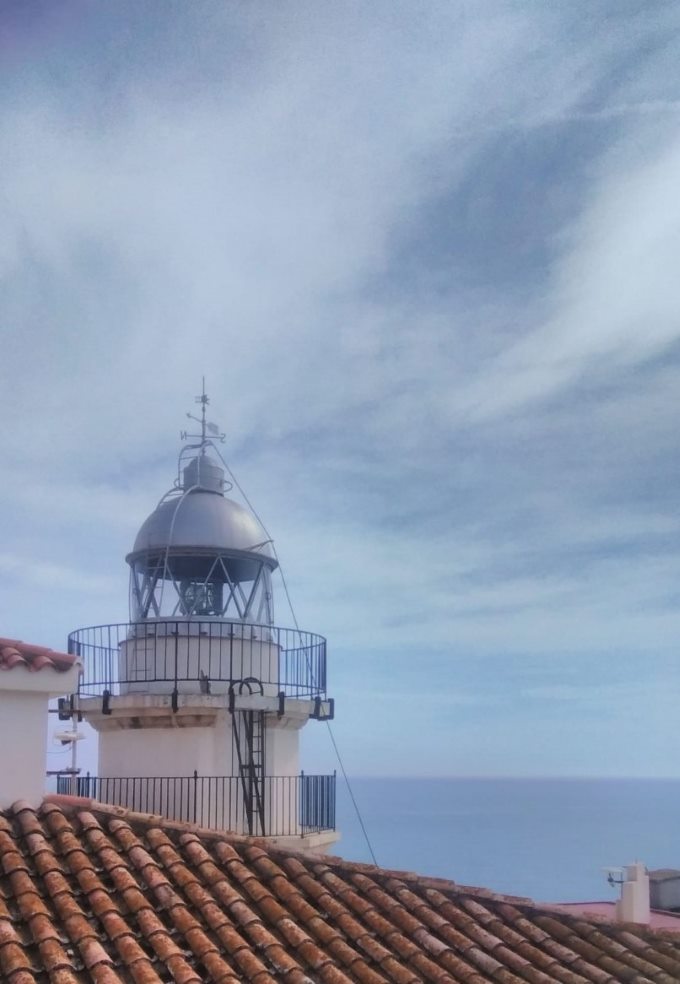 «El faro de ojos grandes» por Rosmary