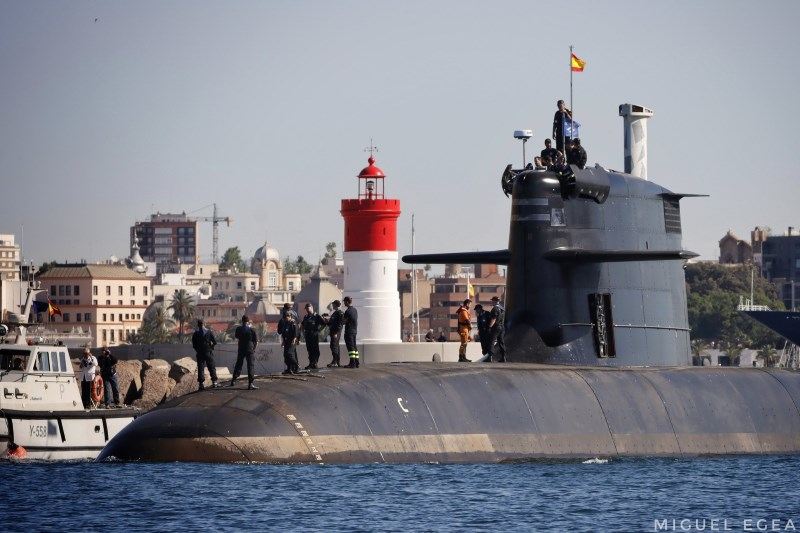 Submarinos en el faro rojo por Miguel Egea