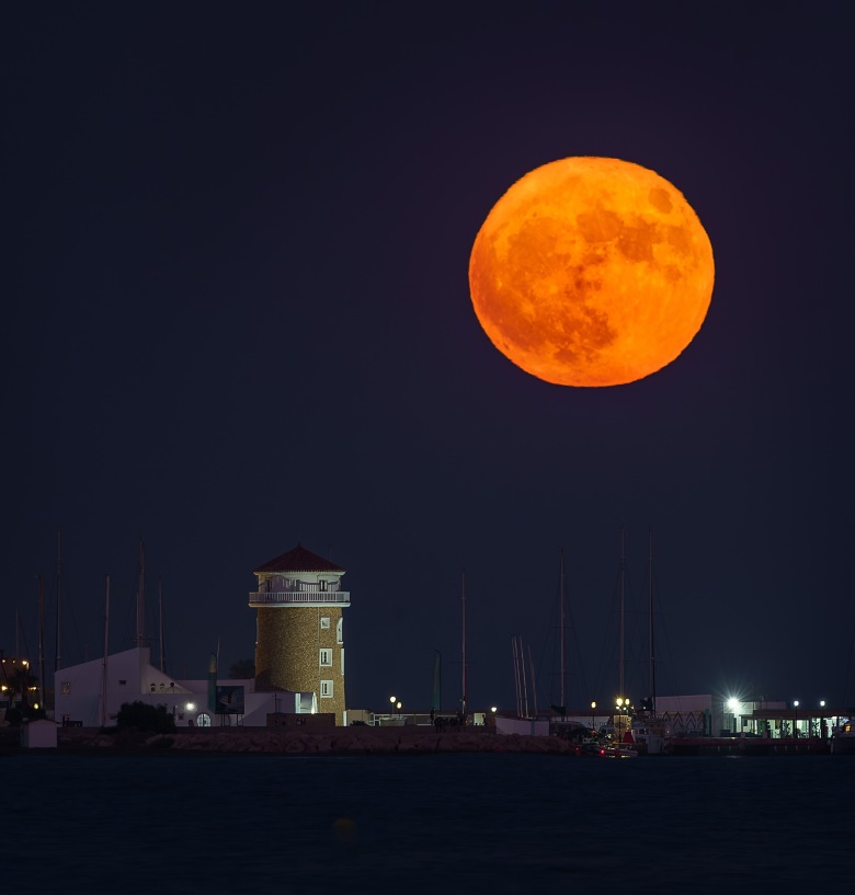 Luna llena sobre Almerimar por Rubén Alguero