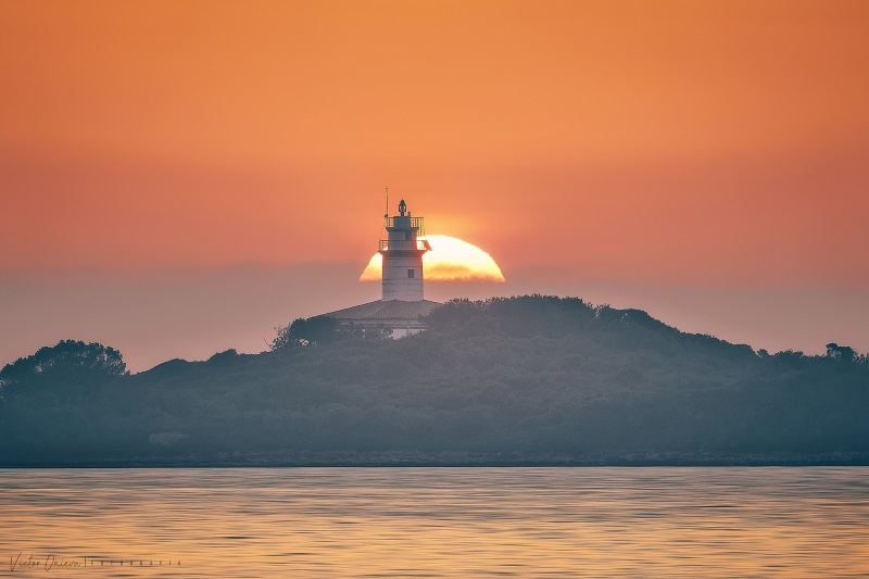 Al alba en el faro de Aucanada por Víctor Onieva