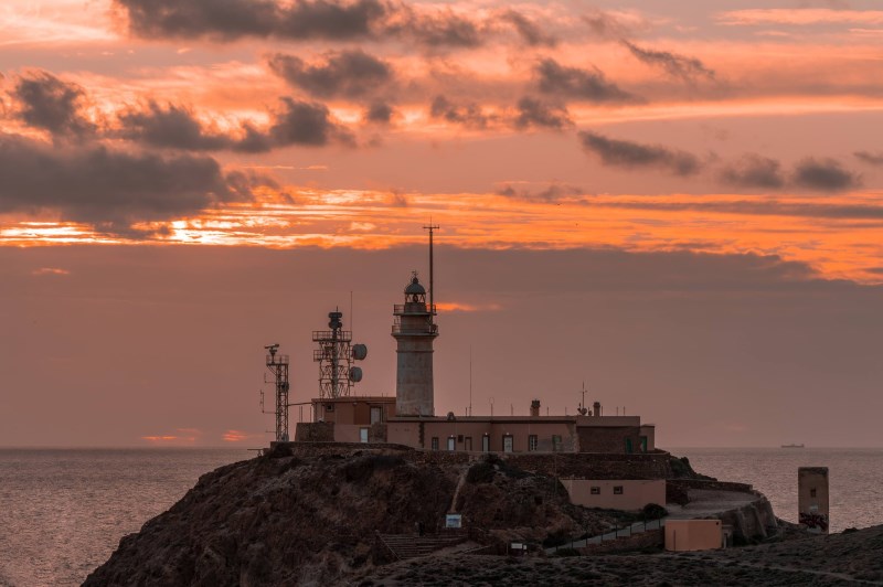 Atardecer en el faro de Cabo de Gata por Rubén Alguero