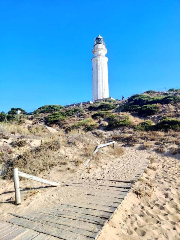Abandono del faro de Trafalgar por José Abril