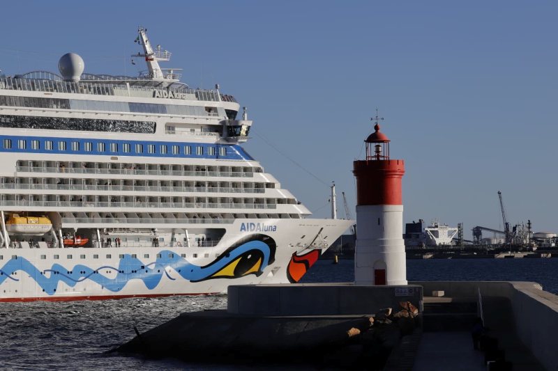El -AIDAluna- zarpa de Cartagena por Miguel Egea