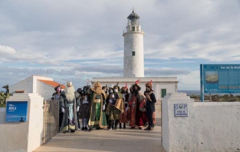 Los Reyes Magos con la luz que les guía