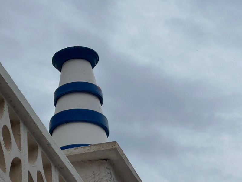 Un faro en el Portús por Juan Luis