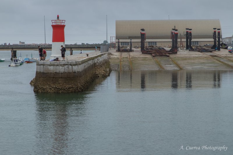 Recorriendo faros con Antonio Cuerva. Santoña. Rojo