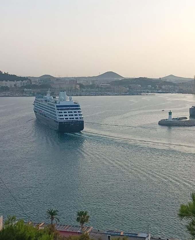 Arribo del -Azamara Journey- a Cartagena por Pruden