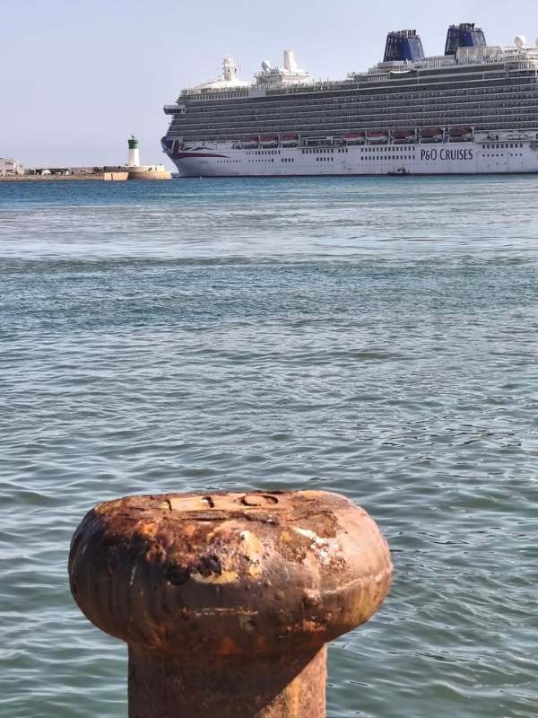 Salida del -MV Britannia- de Cartagena por Pruden