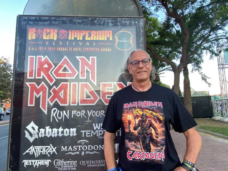 Iron Maiden + faro de Navidad = Rock Imperium