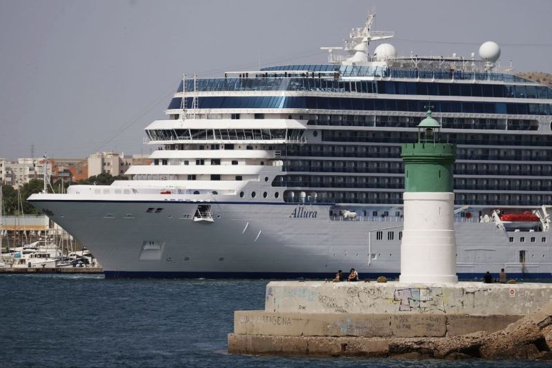 El -Allura- zarpa de Cartagena por Miguel Egea