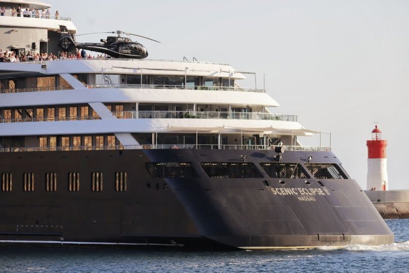El -Scenic Eclipse II- zarpa de Cartagena por Miguel Egea
