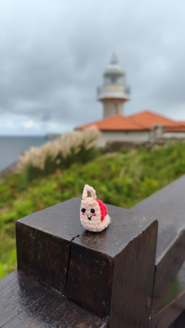 Un muñeco de ganchillo en el faro de Suances por Puntadetas