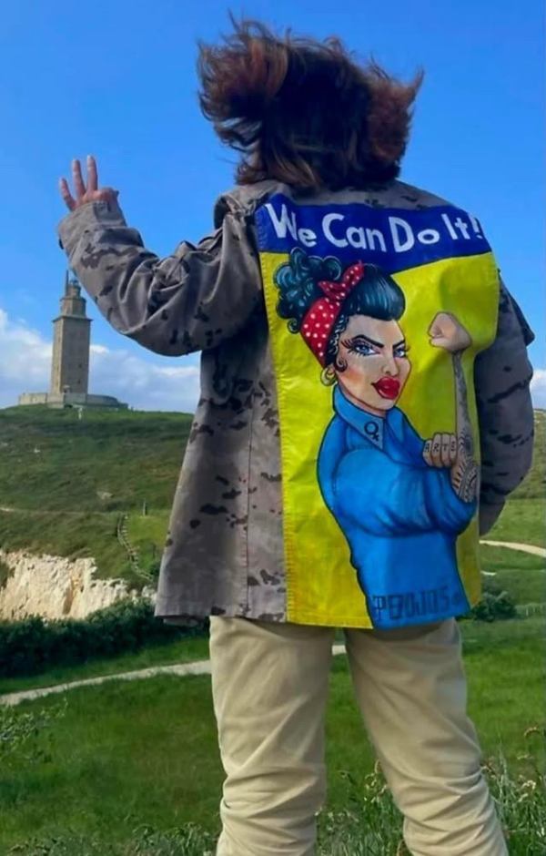 Tocando la Torre de Hércules por Sari Lázaro
